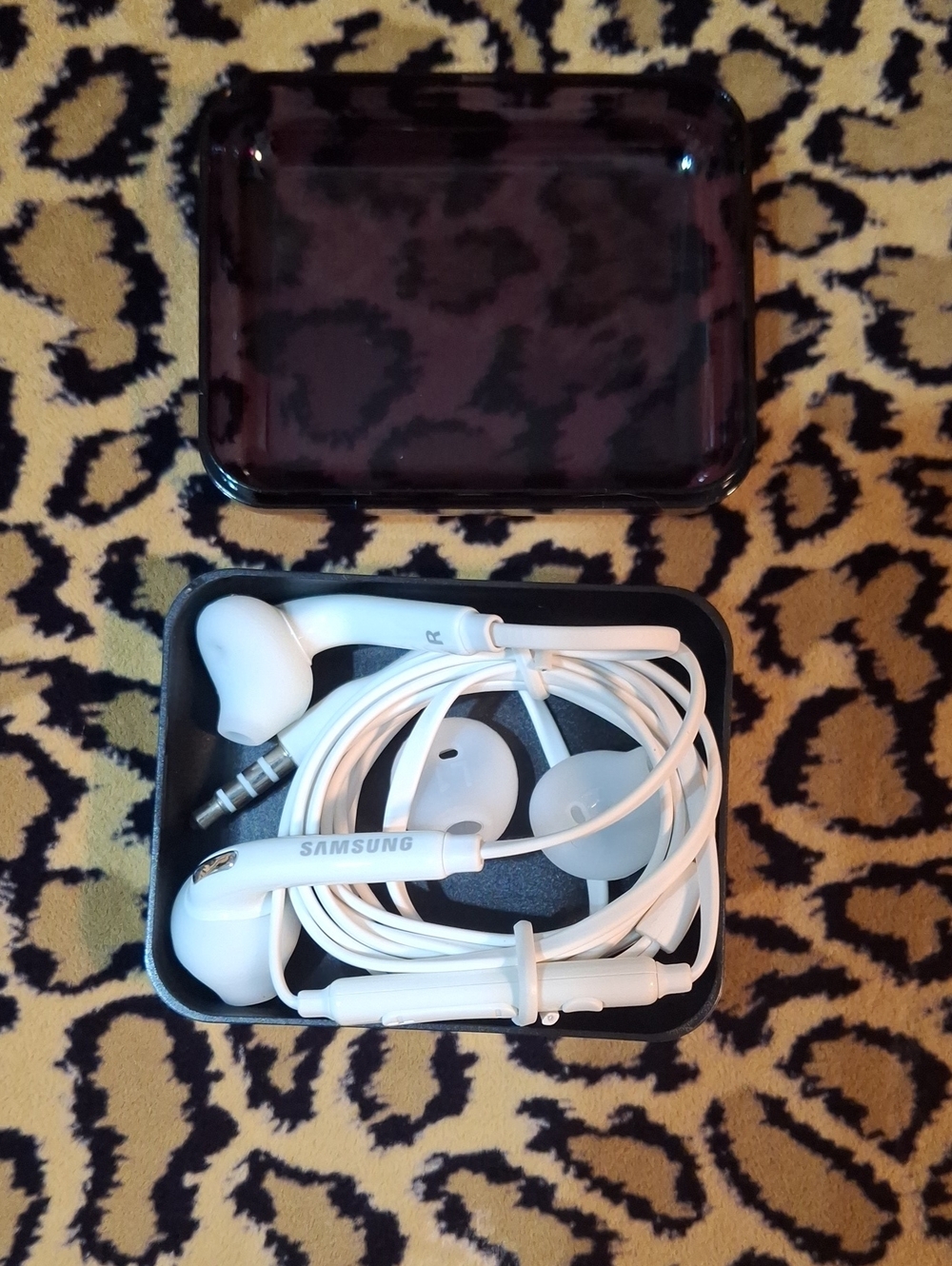 Samsung White Wired Earbuds with Carrying Case-NEW!